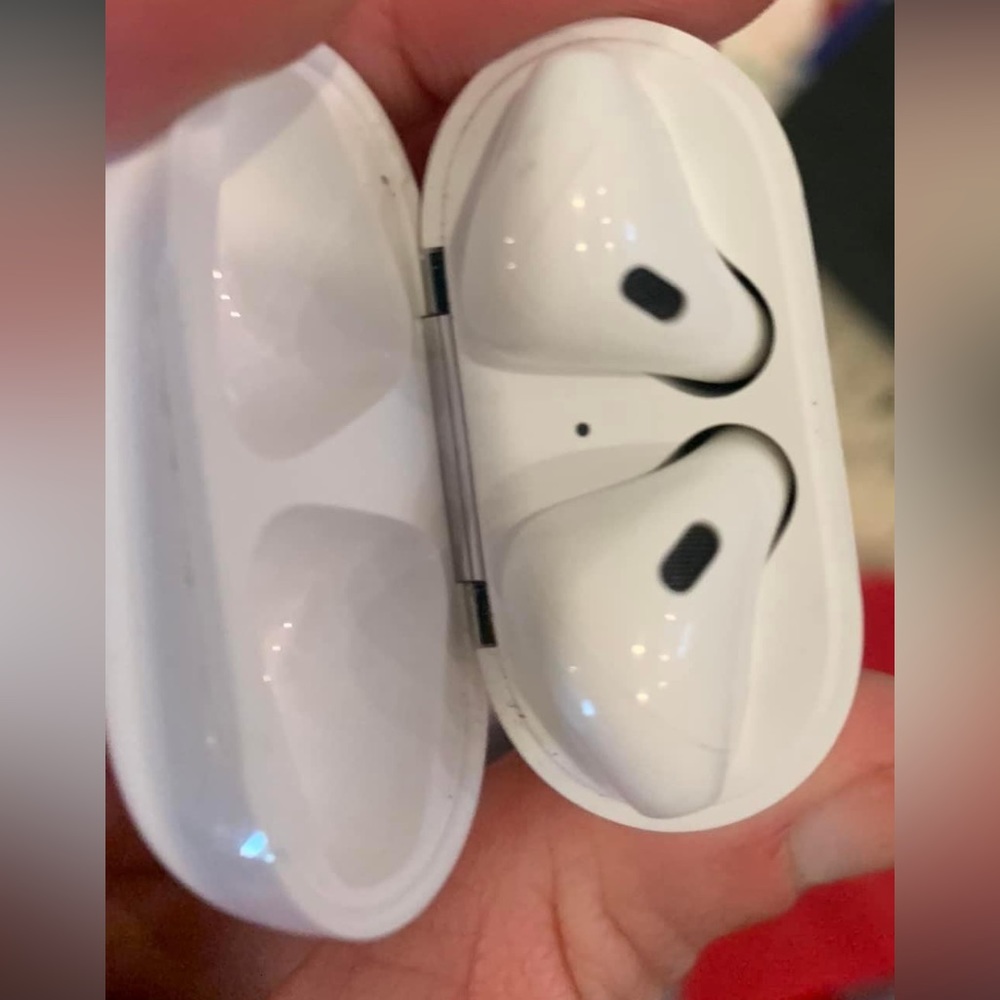 Original AirPods. Satellite/antenna problem.  2017.
